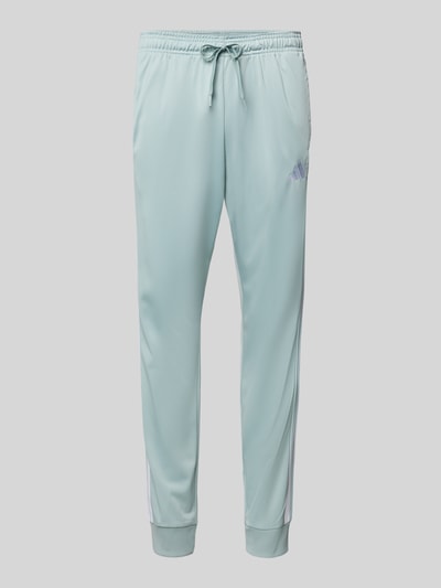 Produktfoto, Slim Fit Sweatpants mit Logo-Stitching von adidas Sportswear, jasnoniebieski kolor, elastyczny pas ze sznurkiem, naszyte logo, krój slim fit, kieszenie boczne, elastyczne nogawki, długość wewnętrzna 76 cm w rozmiarze M