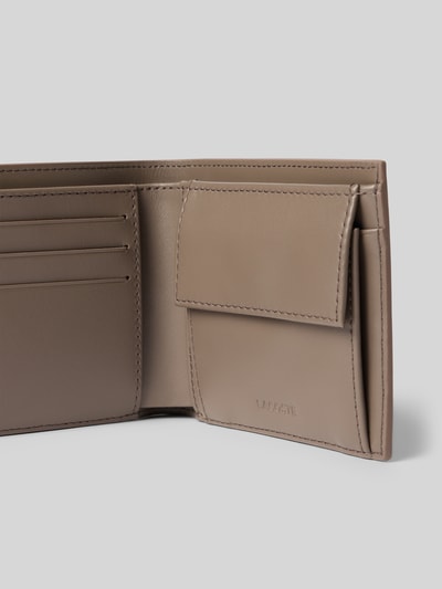 Produktfoto, Portemonnaie aus echtem Rindsleder Modell 'BILLFORD COIN' von Lacoste, unifarbenes Glattleder, mehrere Fächer, Metall-Logo, neutrale Farbtöne, glatte Textur