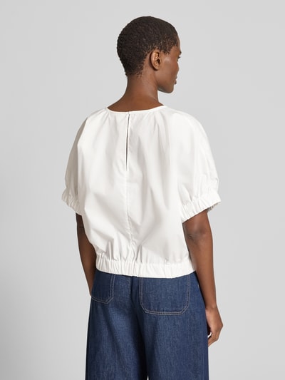 Frauenmodel trägt Blusenshirt mit Rundhalsausschnitt von FREE/QUENT, Material-Mix mit Baumwoll-Anteil, Gerader-Schnitt, 1/2-Arm, Rückenlänge 52 cm, cremeweiß, glatte Textur, kombiniert zu blauer Denim, Ganzkörperansicht Rückansicht.