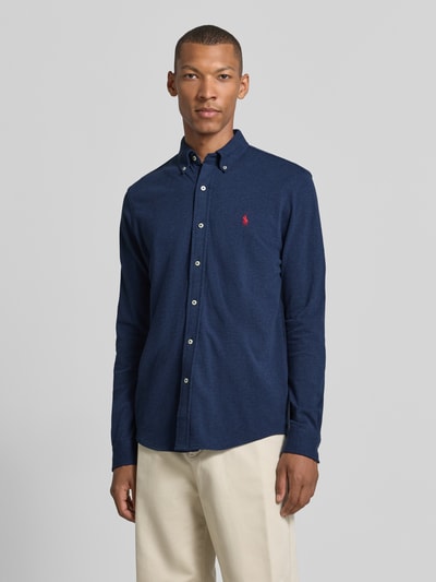 Männermodel trägt Regular fit vrijetijdsoverhemd uit puur katoen van Polo Ralph Lauren in donkerblauw met witte knopen, Heren, Ganzkörperansicht van voren.