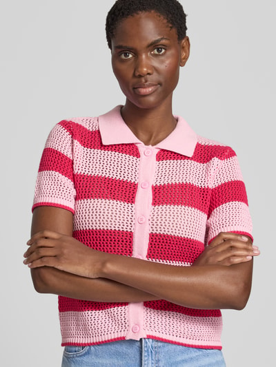 Frauenmodel trägt Strickjacke mit Polokragen und 1/2-Arm Modell 'BABILON' von MANGO im Allover-Look, durchgehende Knopfleiste, Nahaufnahme Oberkörper.