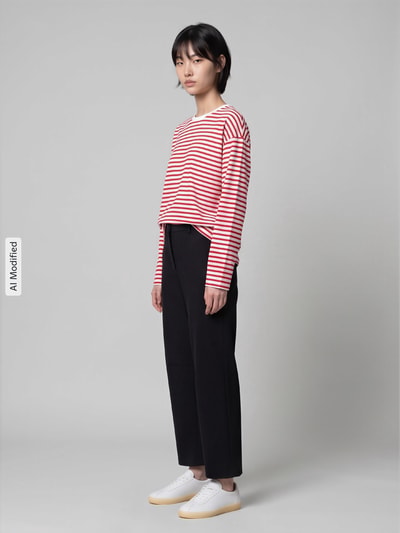 Frauenmodel trägt Regular Fit Langarmshirt aus Baumwoll-Mix Modell 'ADIE' von Pieces, Two Tone Optik, Feinripp, Ganzkörperansicht von vorne, KI-modifiziertes Bild.