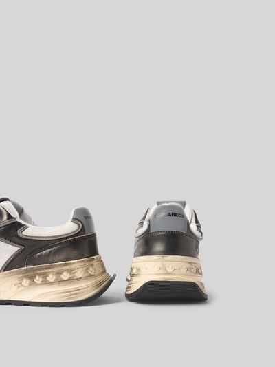 Produktfoto, Sneaker mit Schnürverschluss von Dsquared2 für Herren in Schwarz-Weiß mit strukturierter Sohle, abgerundeter Spitze, Absatzhöhe 5 cm, Schafthöhe 6 cm.