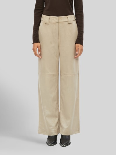 Frauenmodel trägt Weite Hose in Lederoptik von s.Oliver BLACK LABEL, beige, glatte Textur, gerader Schnitt, Nahaufnahme Oberkörper