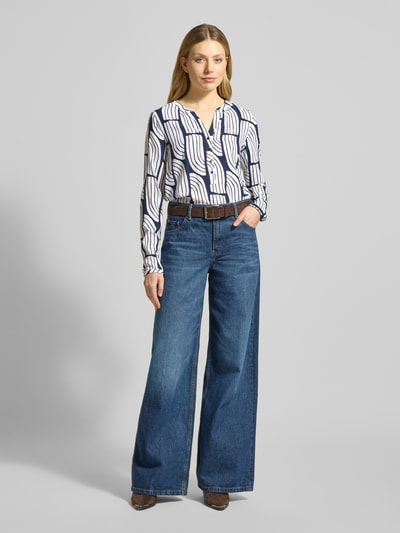 Frauenmodel trägt Wellen-Print Schlupfbluse aus Viskose von Christian Berg Woman, Regular-Fit, V-Ausschnitt, weiß-blau gemustert, Ganzkörperansicht von vorne.