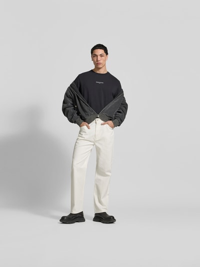 Männermodel trägt Regular Fit T-Shirt aus Baumwolle von MAISON KITSUNÉ in Dunkelblau mit Rundhalsausschnitt, Ganzkörperansicht von vorne.