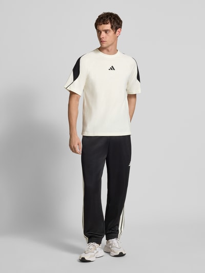 adidas Sportswear T-shirt z logo i okrągłym dekoltem Złamany biały 1