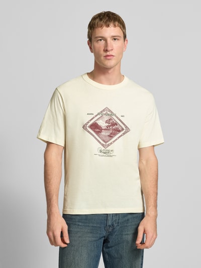 Männermodel trägt Herren T-Shirt mit Label-Print Modell 'NIAGARA' von JACK & JONES aus reiner Baumwolle, gerader Schnitt, Rundhalsausschnitt, Ganzkörperansicht von vorne.