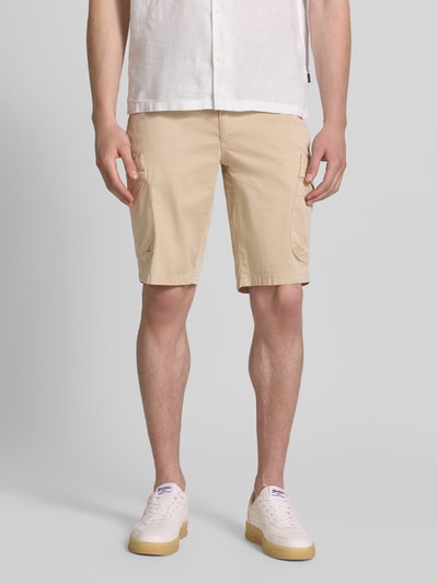 Männermodel trägt Regular Fit Cargoshorts aus Baumwoll-Mix von Brax, Optik: Unifarben, Passform: Regular-Fit, Nahaufnahme Oberkörper.