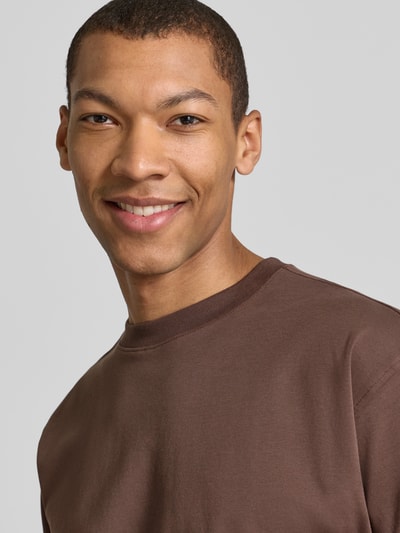 Männermodel trägt Relaxed Fit T-Shirt aus reiner Baumwolle von JAKE*S STUDIO MEN in Braun mit Rundhalsausschnitt, Nahaufnahme Oberkörper.