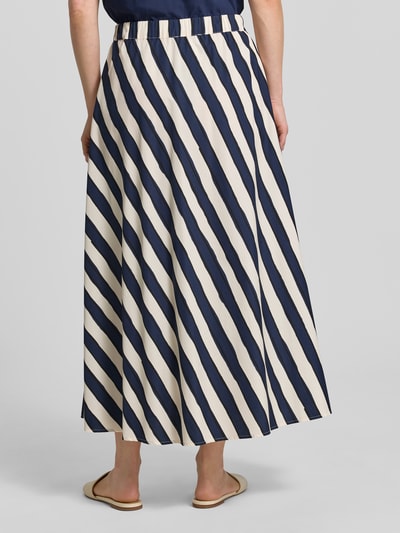 Frauenmodel trägt Ausgestellter Maxi-Rock aus reiner Baumwolle von Weekend Max Mara mit Allover-Muster in Blau und Creme, Regular Fit, seitliche Eingrifftaschen, elastischer Bund, Baumwollstruktur, Ganzkörperansicht Rückansicht.