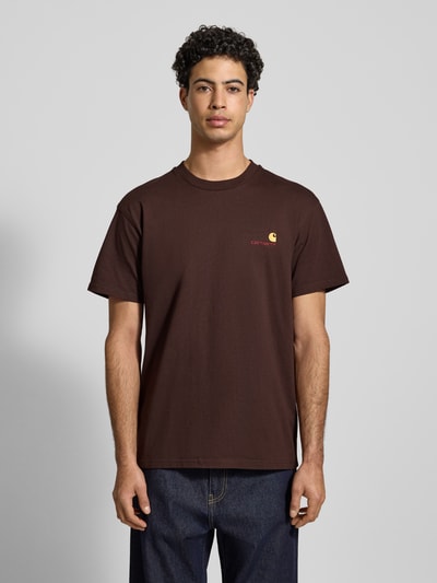Männermodel draagt T-Shirt met Label-Stitching van Carhartt Work In Progress, donkerbruin, katoen, regular fit, ribkraag, voorkant, Ganzkörperansicht von vorne.