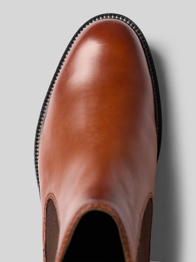 Produktfoto, Chelsea Boots aus echtem Leder Modell 'Bonifacio' von bugatti in Braun mit abgerundeter Passform, leicht profilierter Sohle, Detailaufnahme