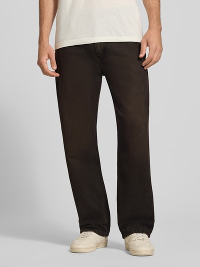 Männermodel trägt schwarze Loose Fit Jeans aus reiner Baumwolle Modell '565®' von Levi's®, Herren Wide & Loose Fit Jeans, Nahaufnahme Oberkörper.