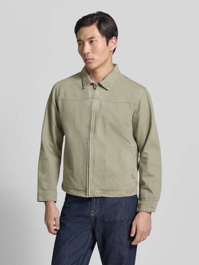 Männermodel trägt Jeansjacke mit Reißverschluss Modell 'REILLY' von khujo in Beige, Reine Baumwolle, Gerader-Schnitt, Ganzkörperansicht von vorne.