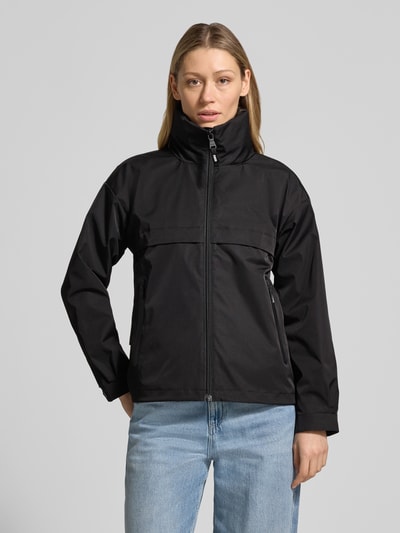 Frauenmodel trägt schwarze Jacke mit Stehkragen von khujo, Regular Fit, Reißverschluss, Reißverschlusstaschen, Ganzkörperansicht von vorne.