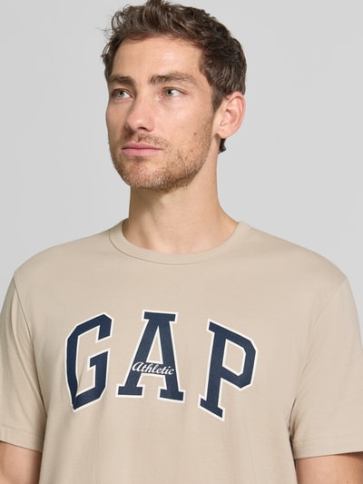 Männermodel trägt T-Shirt mit Logo-Print und Rundhalsausschnitt van GAP, puur katoen, regular fit, logoprint, ruglengte maat M 67 cm, nahaufnahme bovenlichaam
