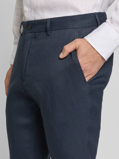 Männermodel trägt Regular Fit Anzughose aus Leinen-Mix von s.Oliver BLACK LABEL, Optik: Unifarben, seitliche Eingrifftaschen, Nahaufnahme Oberkörper.