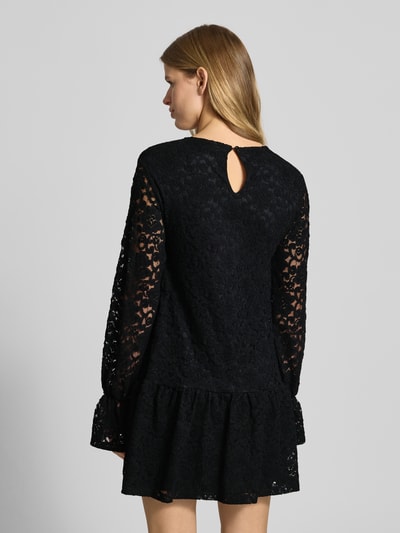 Kobiece modelka nosi sukienkę mini z okrągłym dekoltem z mieszanki bawełny z dodatkiem streczu, obszycie koronką, Gina Tricot, taliowany krój, długość tyłu 88 cm, szerokość klatki piersiowej 44 cm, długość rękawów 71 cm, widok całej sylwetki z tyłu.