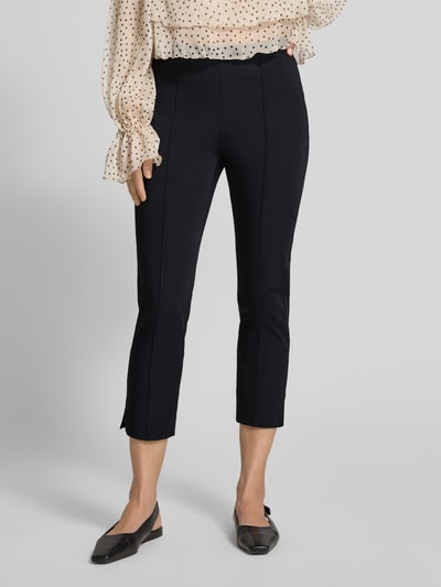 Frauenmodel trägt Caprihose mit Längsnähten Modell 'CAPRI' von SEDUCTIVE, Schwarz, Material-Mix, Regular Fit, Nahaufnahme Unterkörper.