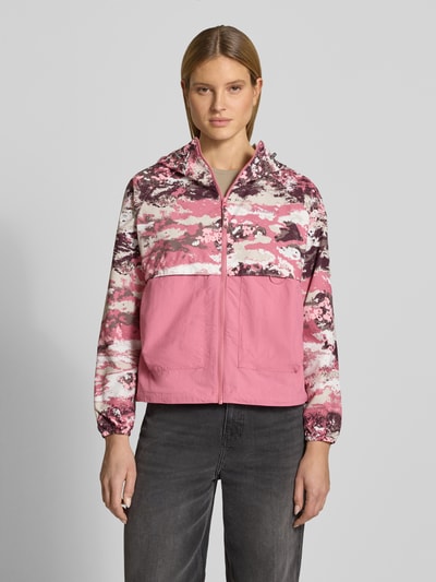 Frauenmodel trägt Regular Fit Jacke mit Kapuze Modell 'Spired Valley' von COLUMBIA in Rosa und Grau mit AufgesetzteTaschen, Ganzkörperansicht von vorne, Rückenlänge 59 cm, Schulterbreite 42 cm, Brustweite 55 cm, Ärmellänge 60 cm bei Größe S.