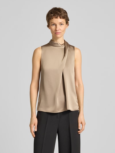 Frauenmodel trägt Relaxed Fit Blusentop aus Satin Modell 'CHELINA-1' von HUGO, Optik: Unifarben, Stehkragen, ärmellos, Ganzkörperansicht von vorne.