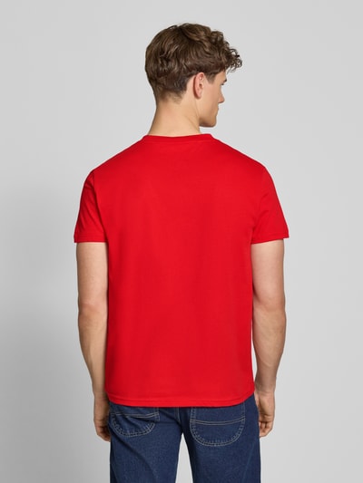 Männermodel trägt Regular Fit T-shirt aus pure katoen van Tommy Jeans, look: effen, labelprint, ronde hals, korte mouw, jersey, ganzkörperansicht rückansicht.