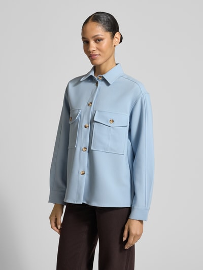 Frauenmodel trägt Relaxed Fit Bluse mit Brusttaschen von Jake*s Collection in hellem Blau, Material-Mix mit Viskose, Ganzkörperansicht von vorne.