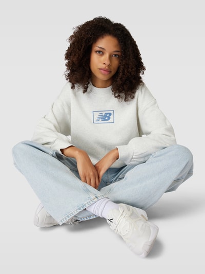 New Balance Sweatshirt mit Logo-Print Modell 'Essentials Americana' Mittelgrau Melange 3