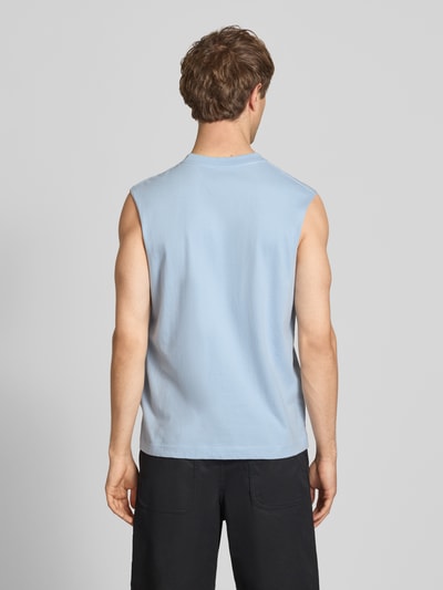 Męski model nosi T-Shirt mit Stitching od Jack & Jones, jasnoniebieska bawełna, krój relaxed fit, widok całej sylwetki z tyłu.