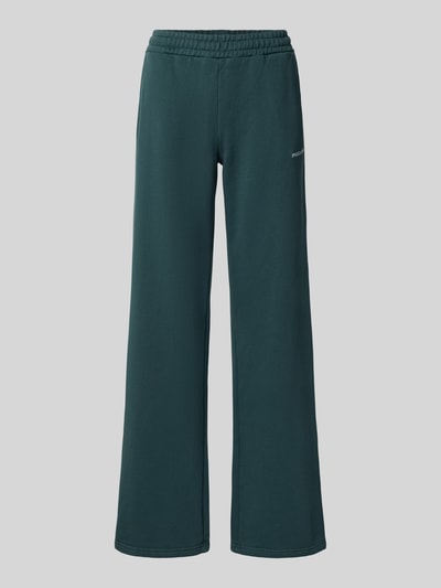 Produktfoto, ciemnozielona Flared Fit Jogginghose aus Baumwoll-Mix Modell 'Anni' von PEGADOR, elastyczny pas, wpuszczane kieszenie, wyhaftowane logo, długość wewnętrzna nogawki w rozmiarze S: 82 cm, mieszanka bawełny