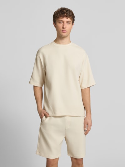 Männermodel trägt Regular-Fit T-Shirt in Plissee-Optik von REVIEW, Material-Mix mit Stretch-Anteil, Rundhalsausschnitt, Vorderansicht Ganzkörperansicht.