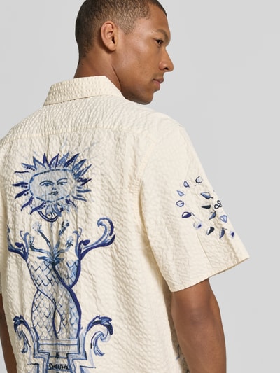 Männermodel trägt Relaxed Fit Freizeithemd aus reiner Baumwolle von Scotch & Soda, Strukturmuster, Motiv-Stitching, Kurzarm, Rückansicht