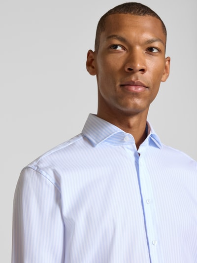 Männermodel trägt Regular Fit Businesshemd aus reiner Baumwolle Modell 'New Kent' von Seidensticker, Herren Businesshemd, Nahaufnahme Oberkörper.
