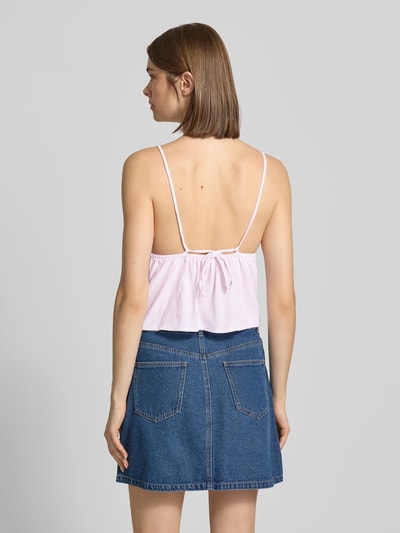Frauenmodel trägt Regular Fit Trägertop aus Viskose-Leinen-Mix Modell 'SIESTA' von Only in Optik: Unifarben mit Spaghettiträgern und Flammgarn-Materialverarbeitung, Ganzkörperansicht Rückansicht.