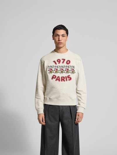 Männermodel trägt Sweatshirt aus reiner Baumwolle von Kenzo mit Label-Print, lockere Passform, Rundhalsausschnitt, elastische Abschlüsse, Farbe creme, Rückenlänge 66 cm bei Größe M, Ganzkörperansicht von vorne.