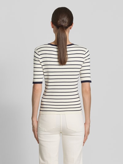 Frauenmodel trägt Strickpullover aus Viskose-Mix von Christian Berg Woman Selection, cremefarben mit dunklen Streifen, Rippstrick, Slim Fit, Ganzkörperansicht Rückansicht.