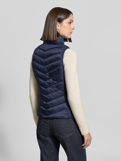 Modelka nosi granatową kamizelkę Regular Fit Weste mit Stehkragen von Jake*s Casual, matowa tekstura, widok całej sylwetki z tyłu.
