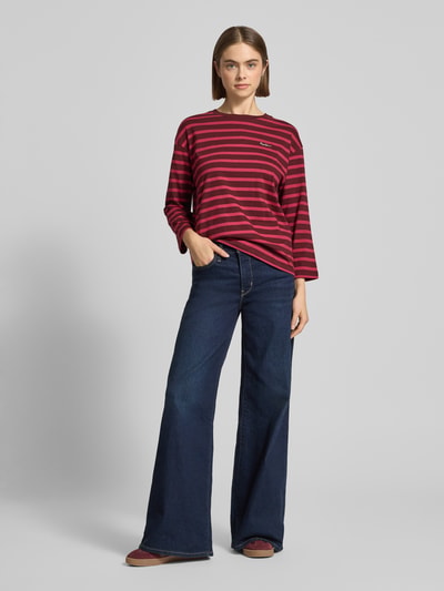 Frauenmodel trägt Comfort Fit Langarmshirt aus reiner Baumwolle Modell 'BANILLA' von Pepe Jeans, gestreift, Allover-Muster, Ganzkörperansicht von vorne