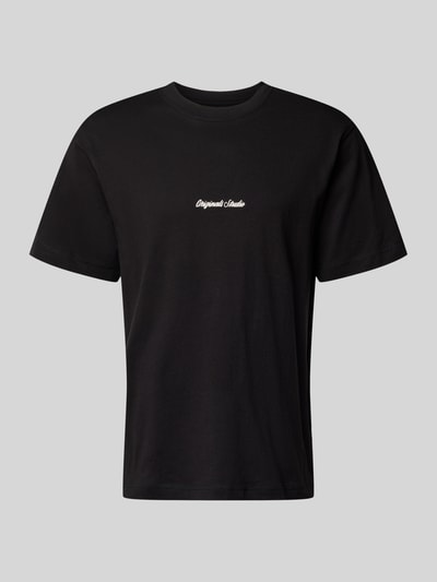 Produktfoto, schwarzes T-Shirt mit Label-Stitching Modell 'NORREBRO' von Jack & Jones, reine Baumwolle, Regular Fit, gerippter Rundhalsausschnitt.