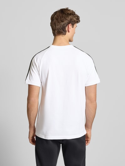 Męski model nosi białe T-Shirt z Label-Stitching od adidas Originals, bawełna, regular fit, prążkowany dekolt, widok tyłu, całe ciało.