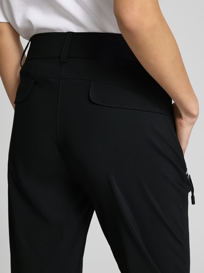 Frauenmodel trägt schwarze Stoffhose in 7/8-Länge mit Stretch-Anteil Modell 'NATINA' von Raffaello Rossi, Elastischer-Material-Mix, Reißverschlusstaschen, Körpernahe Passform, Elastischer Bund mit Gürtelschlaufen, Detailaufnahme Rückenansicht.