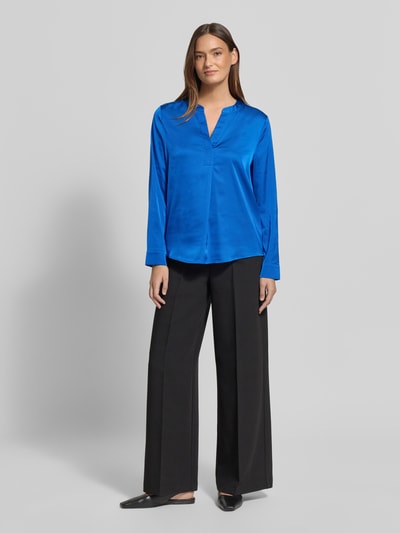 Frauenmodel trägt Regular Fit Bluse mit V-Ausschnitt von Christian Berg Woman Selection, unifarben, leuchtend blau, Material-Mix mit Stretch-Anteil, Ganzkörperansicht von vorne.