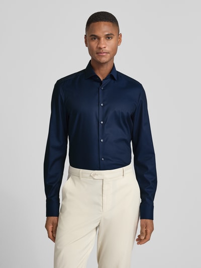 Männermodel trägt dunkelblaues Slim Fit Businesshemd aus Baumwolle mit Kentkragen von OLYMP Level Five, Knopfleiste, Ganzkörperansicht von vorne.