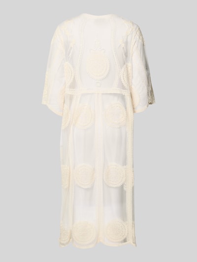 Frauenmodel trägt Regular Fit Kaftan aus Baumwoll-Mix Modell 'AIDA' von Pieces, efekt: jednolity kolor, kwiatowy wzór, wiązane detale, rękaw o dł. 1/2, wykończenie materiału: siateczka z haftem, mieszanka bawełny, Ganzkörperansicht Rückansicht.