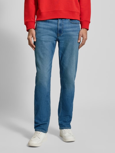 Mężczyznamodel nosi Slim Fit Jeans mit Logo-Patch Modell 'Clearwater' von Calvin Klein Jeans z mieszanki bawełny, 5 kieszeni, zapięcie na guzik i zamek błyskawiczny, niebieski odcień, długość wewnętrzna nogawki 80 cm, szerokość w rozmiarze 32/32: 42 cm, Ganzkörperansicht von vorne.