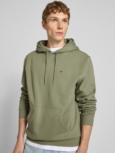 Tommy Jeans Regular Fit Hoodie aus Baumwoll-Mix Oliv 3