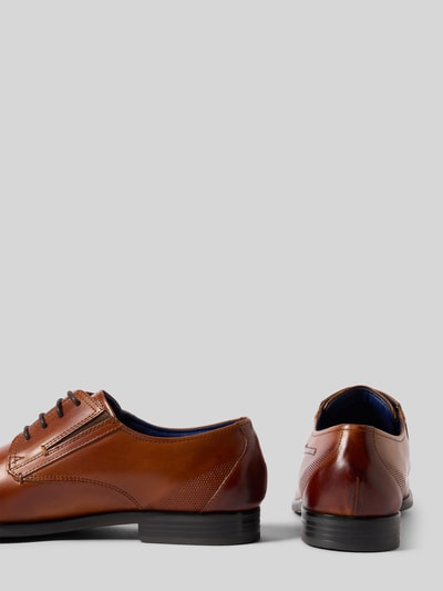 Produktfoto, brązowe Schnürschuhe mit Label-Detail Modell 'Savio' von bugatti, skórzane, zaokrąglony nosek, teksturowana podeszwa, niski obcas 2 cm, cholewka 8 cm.