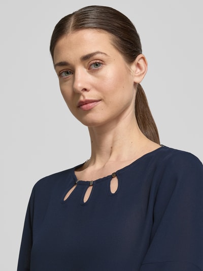 Frauenmodel trägt Regular Fit Blusenshirt aus fließendem Stoff von Vera Mont in Dunkelblau, Chiffon, 3/4-Arm, Nahaufnahme Oberkörper.