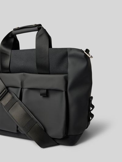 Productfoto, zwarte weekendtas van Rains, Model 'Otaru' met logodetail, hoofvak met ritssluiting, afneembare schouderband, breedte 54 cm, lengte 38 cm, diepte 20 cm, bandlengte 86 cm